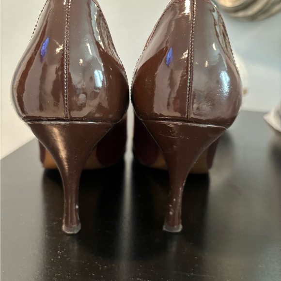 Ellen Tracy Brown open toe pumps. - Picture 3 of 3